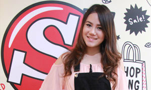 ลีซ่า AF10 สาวนักล่าฝันลูกครึ่งออสเตรเลีย
