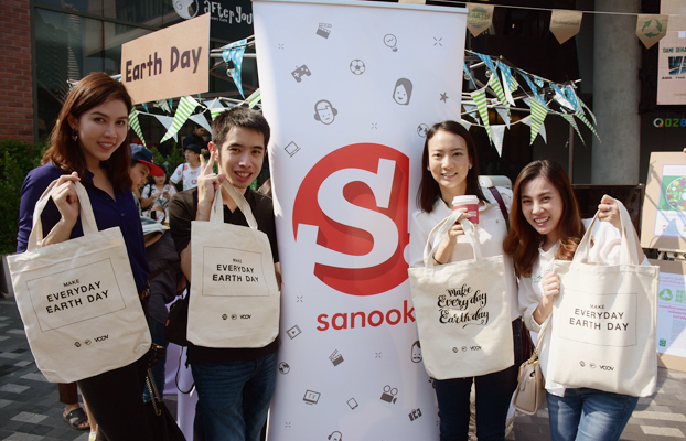 ภาพกิจกรรม Sanook! ร่วมกับ TRASH HERO ปลูกจิตสำนึกรักษ์โลกในวัน Earth day ด้วยกระเป๋าผ้าคำพูดศิลปิน