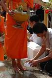 ประเพณี-ตักบาตรดอกไม้