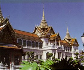 พระบรมมหาราชวังที่สร้างขึ้นในสมัยรัชกาลที่ ๑ ได้ขยายพื้นที่และสร้างพระที่นั่งต่างๆ เพิ่มขึ้นอีกในรั