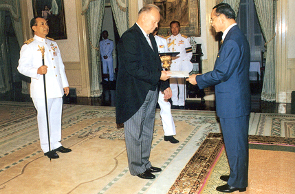 ประเพณีทูตถวายอักษรสาส์นตราตั้ง