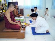 วิธีประเคนของพระสงฆ์