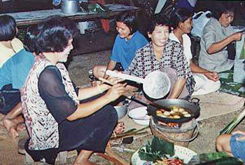 ประเพณีให้ทานไฟ