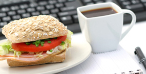 "หม่ำมื้อกลางวันที่โต๊ะ" อาจไม่โตในหน้าที่การงาน