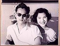 พระบาทสมเด็จพระเจ้าอยู่หัวภูมิพลอดุลยเดช เสด็จนิวัติประเทศไทยพร้อม ม.ร.ว. สิริกิติ์ กิติยากร