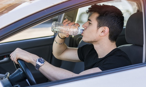 ไขข้อสงสัย ไม่ควรดื่มน้ำจากขวดที่ทิ้งไว้ในรถจริงหรือ?
