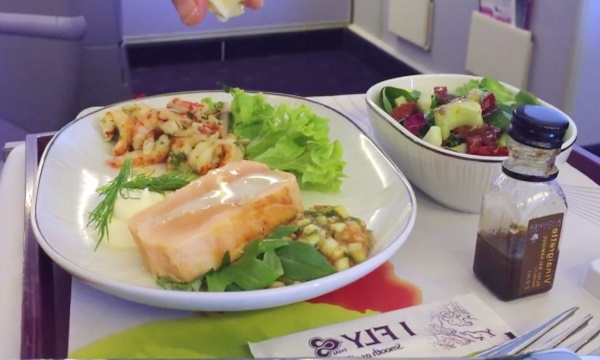 ทำไมอาหารบนเครื่องบินถึงจืด และไม่อร่อย?