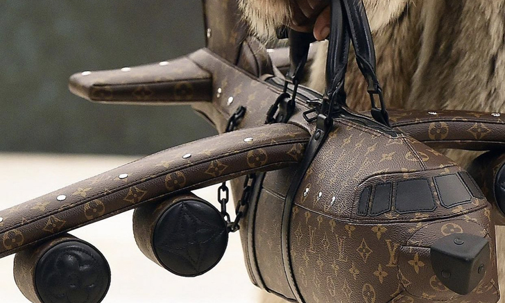 ส่องกระเป๋าเครื่องบิน Louis Vuitton ราคาซื้อคอนโดได้เลย