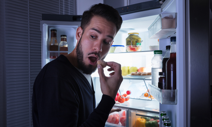 หนุ่มๆ ควรรู้ 5 อาหารที่ไม่ควรกินตอนดึก ถ้าไม่อยากอ้วนลงพุง