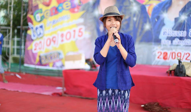 ปังมาก!! สิลิพอน แม่หญิงชาวลาว กับการร้องเพลงของแม่ผึ้งพุ่มพวง จนคนดูเป็นแสน