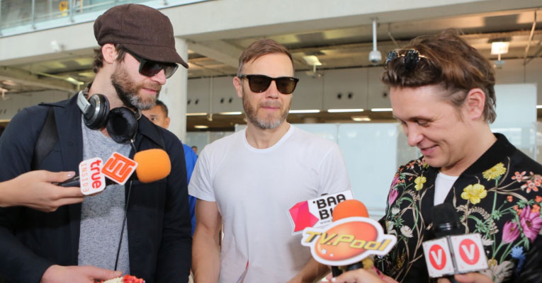 แฟนคลับไทยยิ้มแก้มปริ Take That ถึงไทยเดินปรี่ทักทายแฟนไทยอันดับแรก!