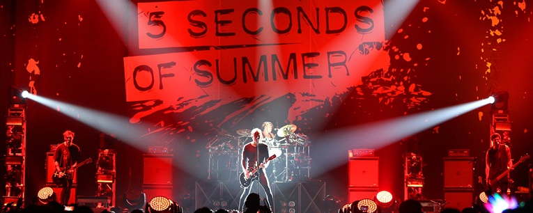 5 Seconds of Summer ชวนวัยรุ่นโดดยับสนั่นฮอล ร้องเล่นไม่มีเหนื่อย