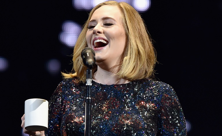 ด่ามาด่ากลับ! Adele ฉุนคนหาว่า “น่าเบื่อ” เมื่อได้ร่วมงาน Glastonbury