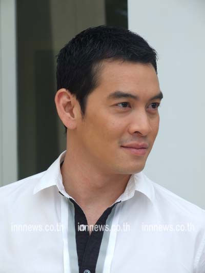 ชาคริต แย้มนาม