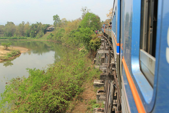 "วันเดย์ทริป" นั่งรถไฟเที่ยวกาญจนบุรี แวะน้ำตกไทรโยคน้อย