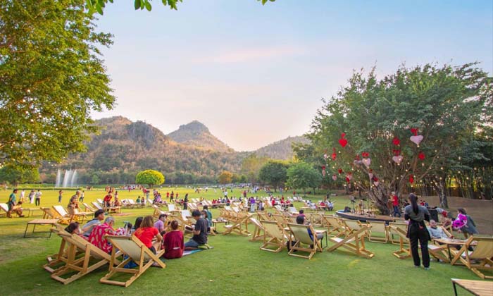 The Village Farm To Cafe\' คาเฟ่บรรยากาศสุดโรแมนติก ท่ามกลางขุนเขาเมืองกาญ
