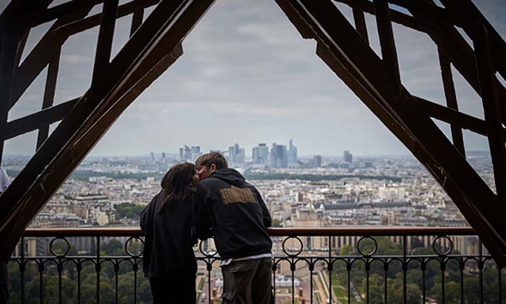 บรรยากาศคึกคัก หอไอเฟล กลับมาเปิดอีกครั้งหลังปิดให้บริการไปนานกว่า 8 เดือน