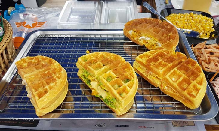 วาฟเฟิลไส้ทะลัก ร้านพี่หมีตลาดผลไม้ระยอง