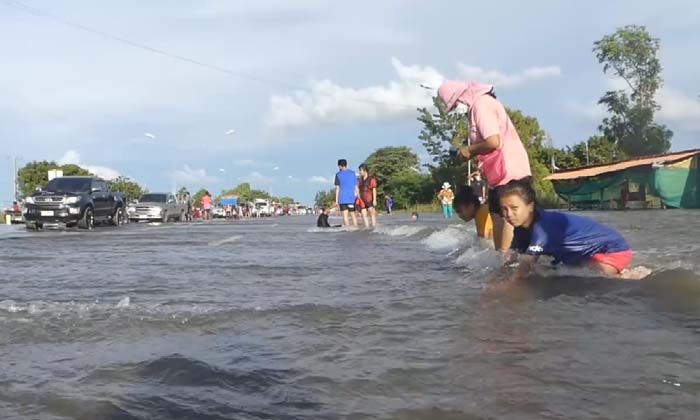 ชาวสุโขทัย แห่เล่นน้ำท่วมทะเลสุโขทัย บนถนนสายบายพาสเส้นทางหลวง 195