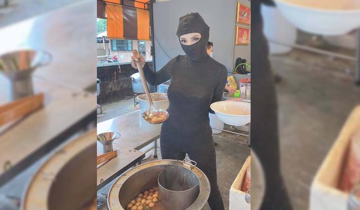 แม่ค้าสาวร้านก๋วยเตี๋ยวเนื้อแซ่บแตกซิกใส่ชุดนินจาเสิร์ฟ หลังถูกวิจารณ์แต่งตัวไม่เรียบร้อย