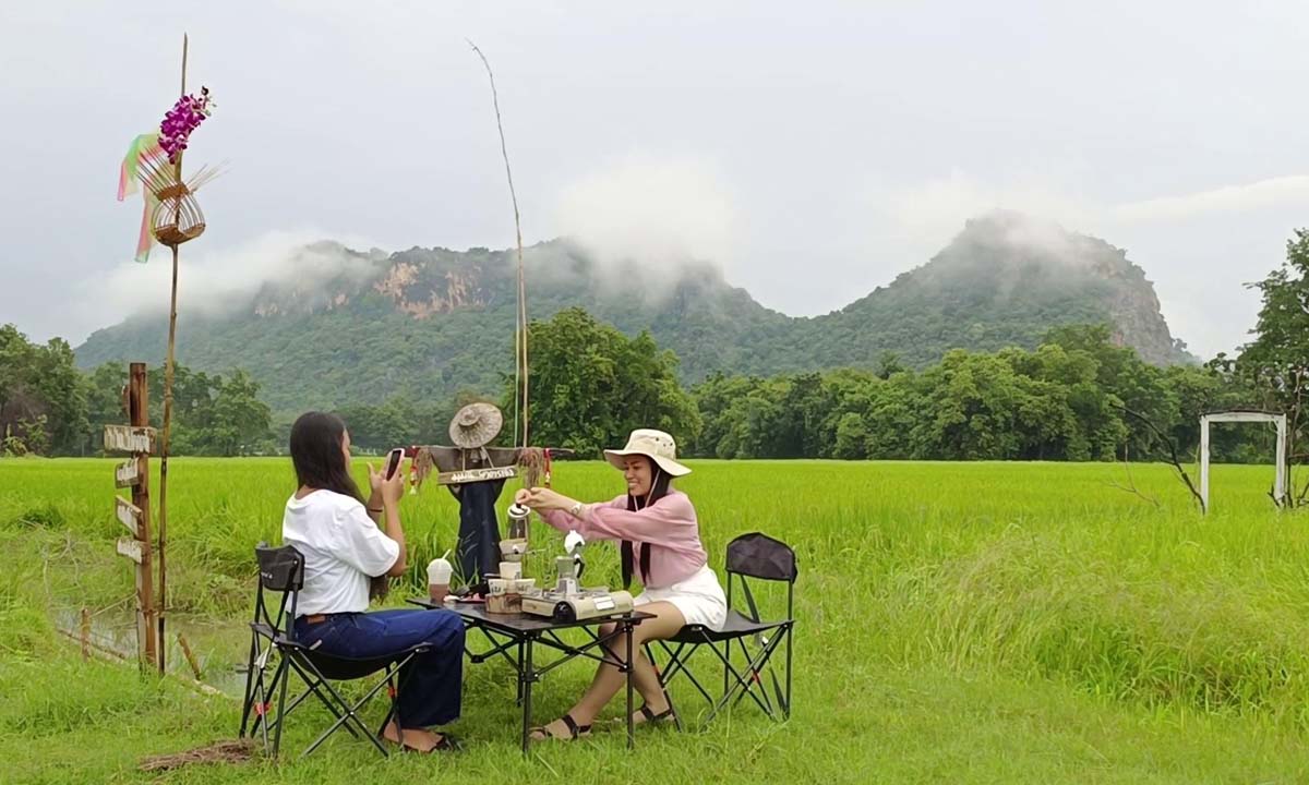 ร้านโคตรเจ๋ง Coffee café @ราชบุรี คาเฟ่กลางทุ่งนา ชมวิวเขางูพร้อมสายหมอก