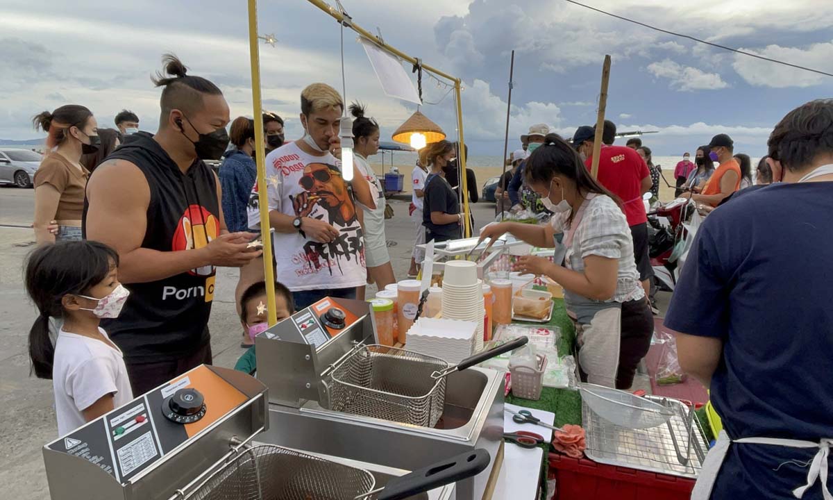 กลับมาแล้วตลาดสตรีทฟู้ด ริมหาดนาจอมเทียนย้ายมาฝั่งตรงข้ามที่เก่า