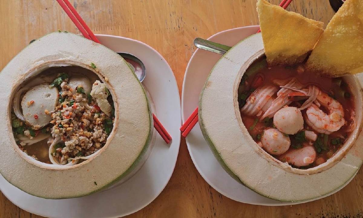 ไอเดียเก๋! เมนูก๋วยเตี๋ยวในลูกมะพร้าว อร่อย หอม สดชื่น